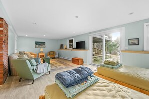 Smart TV - Spacious Dog-Friendly Retreat in Chatham (Chatham)