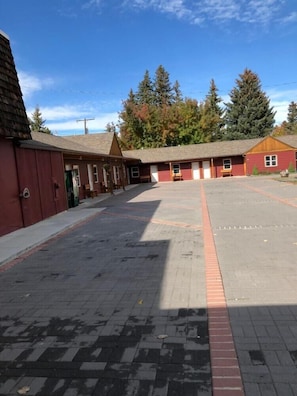 Property grounds - THE RED Lodge INN (Red Lodge)