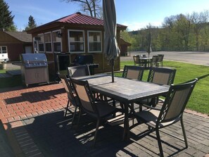 Outdoor dining - THE RED Lodge INN (Red Lodge)