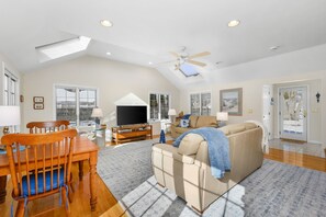 Smart TV - Golf Course Views Near Cape Cod Beaches (South Yarmouth)