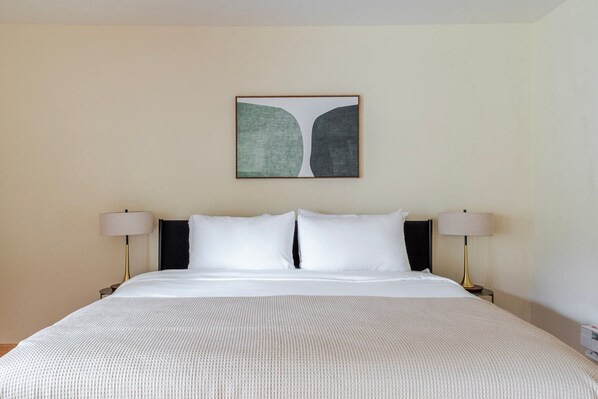 Silitysrauta/-lauta, Wi-Fi, vuodevaatteet