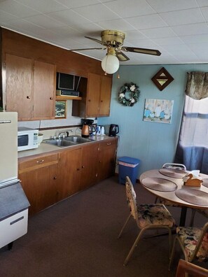 Private kitchen - Gateway Motel (Hart)
