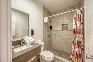 Bathroom - Best Motel (Mojave)