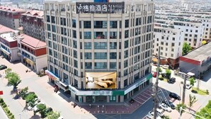 Un hotel de varios pisos con un cartel llamativo en la parte superior.