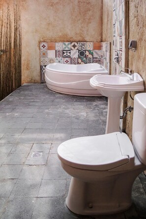 Bathroom - La Luna Resort Yogyakarta (Ngaglik)
