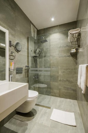 A modern bathroom with a glass-enclosed shower, a white sink, and a toilet. - Elian Alsahafa Hotel (Riyadh)