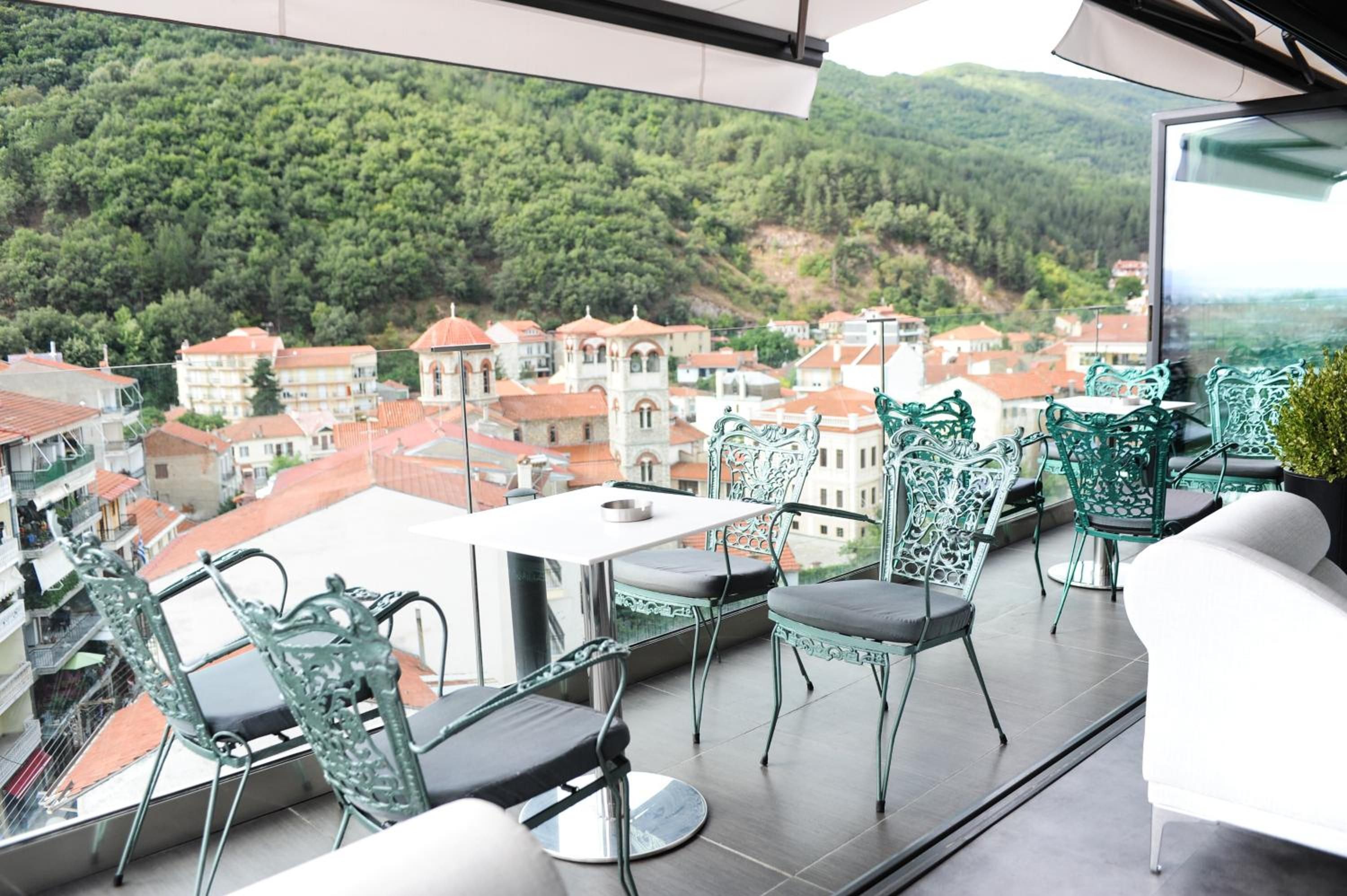 Un balcón con vistas a un pueblo y montañas.