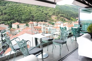 A balcony with a view of a town and mountains. - Lingos Hotel (Florina)