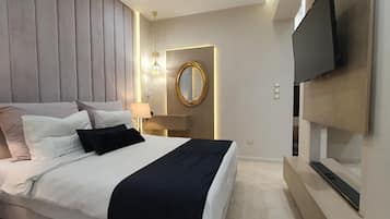 A modern hotel room with a bed, bedside lamps, a TV, and a mirror.