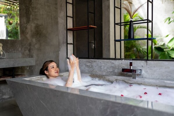 Indoor spa tub - Vinna Villa Seminyak (Kerobokan)