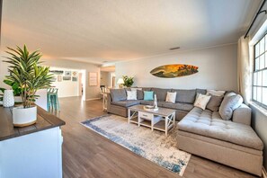 TV, fireplace - Ultimate Tiki Retreat - 10 Min to Beach! (Bradenton)