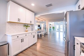 Fridge, microwave, oven, stovetop - Ultimate Tiki Retreat - 10 Min to Beach! (Bradenton)
