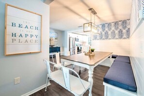 Dining - Ultimate Tiki Retreat - 10 Min to Beach! (Bradenton)