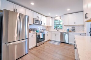 Fridge, microwave, oven, stovetop - Ultimate Tiki Retreat - 10 Min to Beach! (Bradenton)