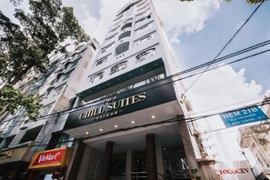 Ett hotell som heter ”The Chill Suites” med en skylt som visar ”Saigon” och adressen ”HEM 21B”.