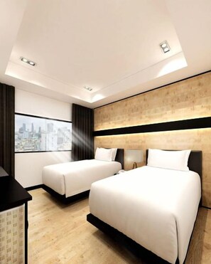 Une chambre d’hôtel avec deux lits, un bureau et une vue sur la ville.