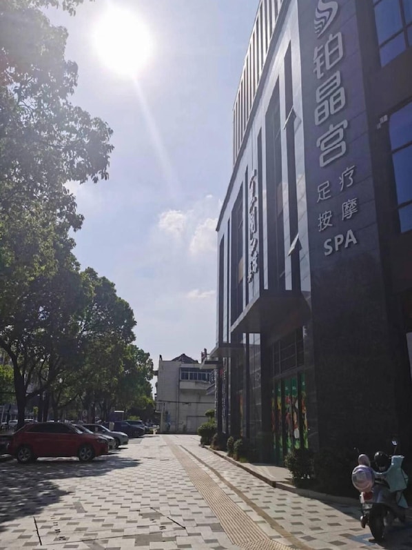 Exterior - Atour Hotel Haifeng Road Haiyan Jiaxing (Jiaxing)