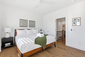 3 bedrooms, iron/ironing board, WiFi, bed sheets - Downtown Riverfront Luxury, Steps to River Street (Savannah)