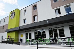 Outdoor dining - B&B Hotel Ales Pole Mecanique (Saint-Martin-de-Valgalgues)