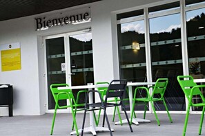 Outdoor dining - B&B Hotel Ales Pole Mecanique (Saint-Martin-de-Valgalgues)