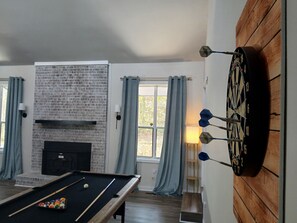 Games room - Travel Nurse & Military Housing, 2BR 4Bed Calm Retreat, 10 mins to Fort Liberty (Fayetteville)