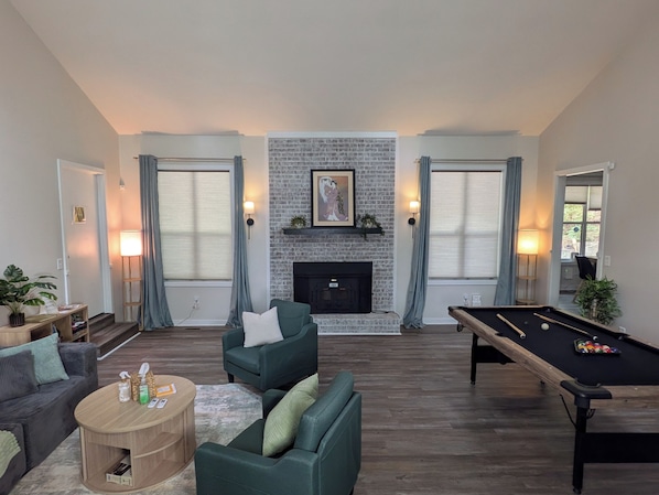 Smart TV, books - Travel Nurse & Military Housing, 2BR 4Bed Calm Retreat, 10 mins to Fort Liberty (Fayetteville)