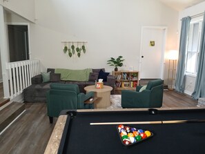 Smart TV, books - Travel Nurse & Military Housing, 2BR 4Bed Calm Retreat, 10 mins to Fort Liberty (Fayetteville)