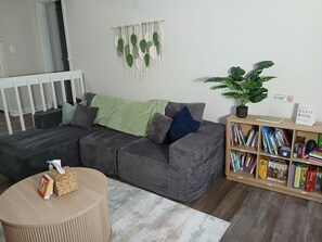 Smart TV, books - Travel Nurse & Military Housing, 2BR 4Bed Calm Retreat, 10 mins to Fort Liberty (Fayetteville)