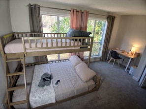 2 Schlafzimmer, Schreibtisch, Bügeleisen/Bügelbrett, kostenloses WLAN