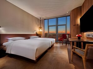 A hotel room with a large bed, a desk, a chair, and a TV. - Mumian Hotel Beijing Daxing Airport (Daxing)