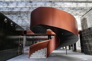 A spiral staircase with a metallic finish, leading to an upper level. - Mumian Hotel Beijing Daxing Airport (Daxing)