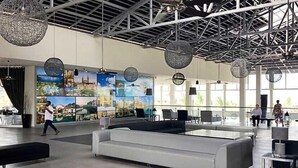 A spacious lobby with a high ceiling, large windows, and a modern chandelier. - Vila Gale Alagoas (Barra de Santo Antonio)