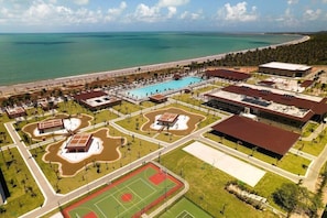An aerial view of a resort with a swimming pool, tennis courts, and a beach. - Vila Gale Alagoas (Barra de Santo Antonio)