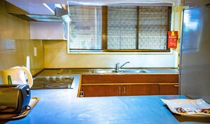 Private kitchen - Highlander Hotel and Apartments (Mount Hagen)