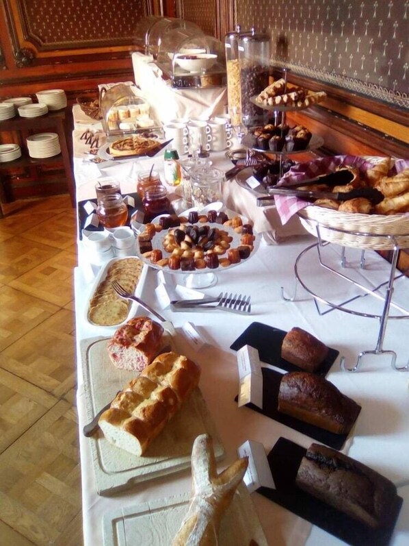 A buffet table with various food items, including pastries, fruits, and condiments. - Hotel Spa La Cueillette (Meursault)