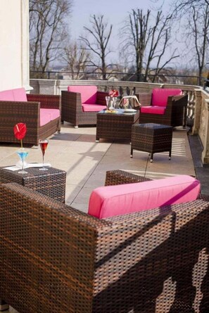 Terrace/patio - Hotel Spa La Cueillette (Meursault)