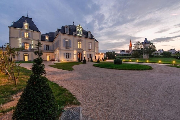 A large, historic building with a symmetrical facade, a central entrance, and a well-maintained garden. - Hotel Spa La Cueillette (Meursault)