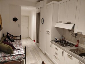 Fridge, microwave, cookware/dishes/utensils - Asia Suite Marconi 560 Mbps WiFi Self Check-in (Roma)