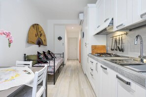 Fridge, microwave, cookware/dishes/utensils - Asia Suite Marconi 560 Mbps WiFi Self Check-in (Roma)