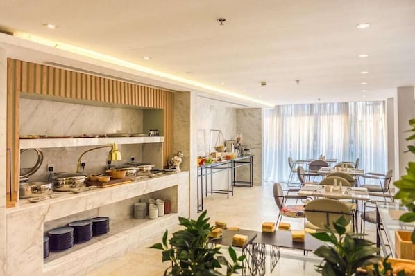 Un comedor moderno con encimeras de mármol, un revestimiento de madera y un conjunto de mesas y sillas.