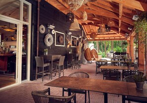 Outdoor dining - Westcord Hotel de Veluwe (Garderen)