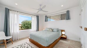 Tabla de planchar con plancha, wifi y ropa de cama 