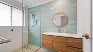 Shower, towels - Currimundi Retreat Pet Friendly, Walk To Beaches (Battery Hill)