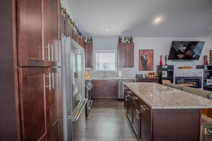 Fridge, microwave, oven, stovetop - The Jazzy Junction-Great Downtown Location! (Pensacola)