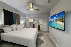 3 bedrooms, desk, iron/ironing board, WiFi - The Jazzy Junction-Great Downtown Location! (Pensacola)