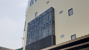 Un edificio con un letrero que anuncia Sudut Peta Coffee & Eatery.