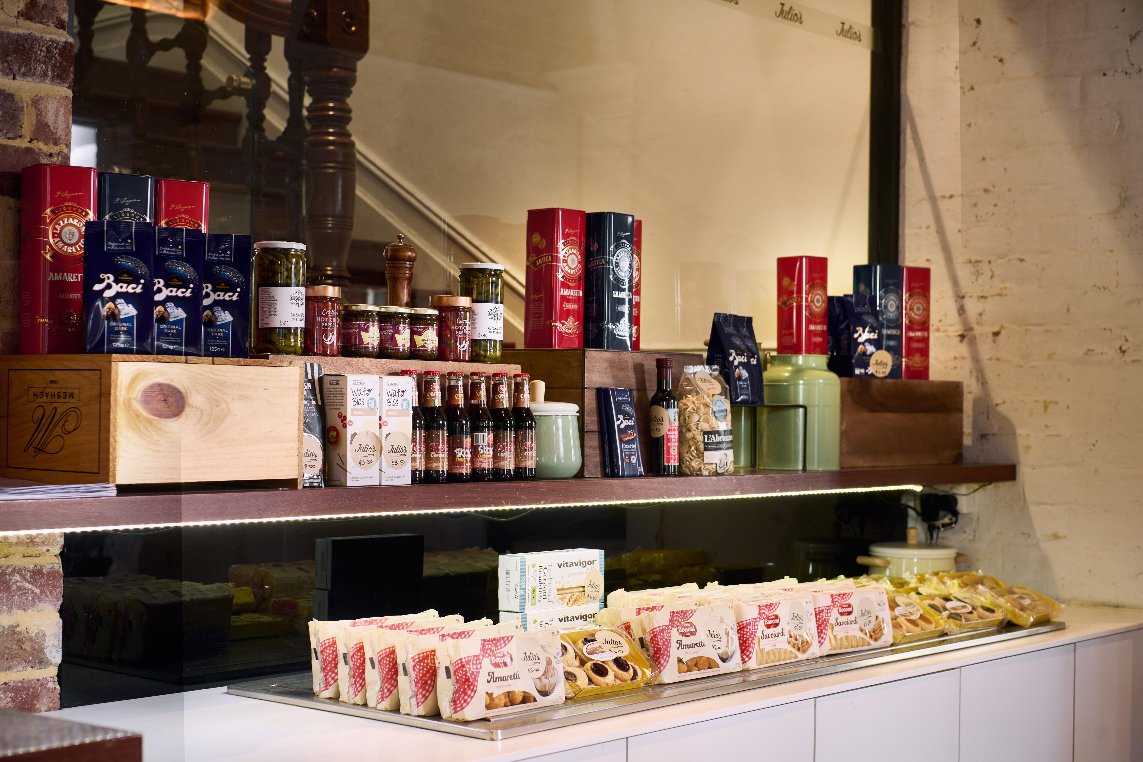 Una exhibición de productos alimenticios que incluye frascos, cajas y productos envasados.