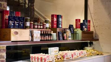 Una exhibición de productos alimenticios que incluye frascos, cajas y productos envasados.