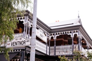 A street sign for Ventnor Avenue and Hay Street, with a building featuring a balcony and columns in the background. - Holiday Inn West Perth (Perth)