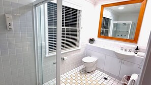 Bathroom - Villa located within Cypress Lakes Resort with Free Wine Tasting (Pokolbin)